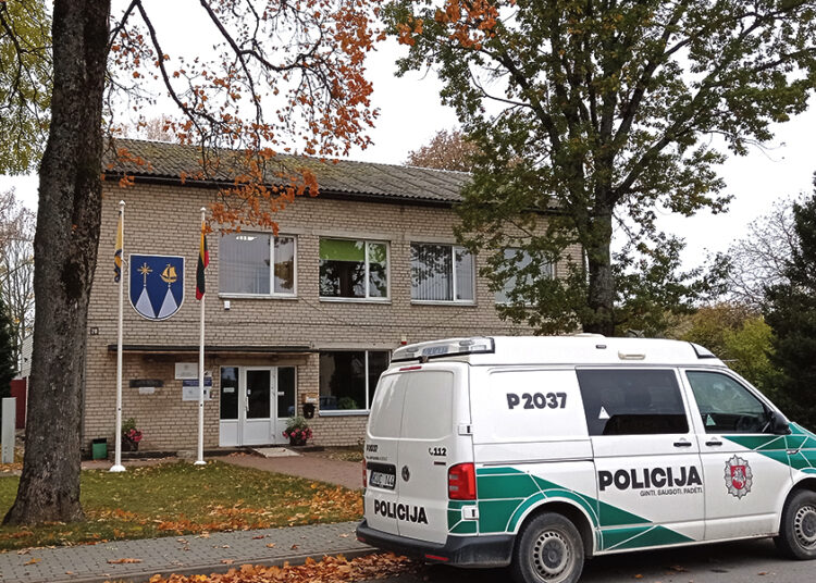 Pas vienišus neįgaliuosius darbuotoja važiavo neblaivi