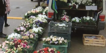 Vėlinių prekyba įsibėgėja, gėlių kainos pakilusios