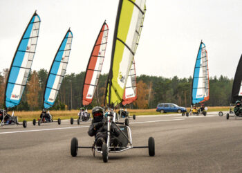 Su bure skriejo ne vandeniu, o Nidos aerodromo taku