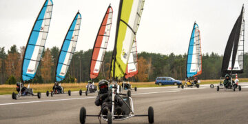 Su bure skriejo ne vandeniu, o Nidos aerodromo taku