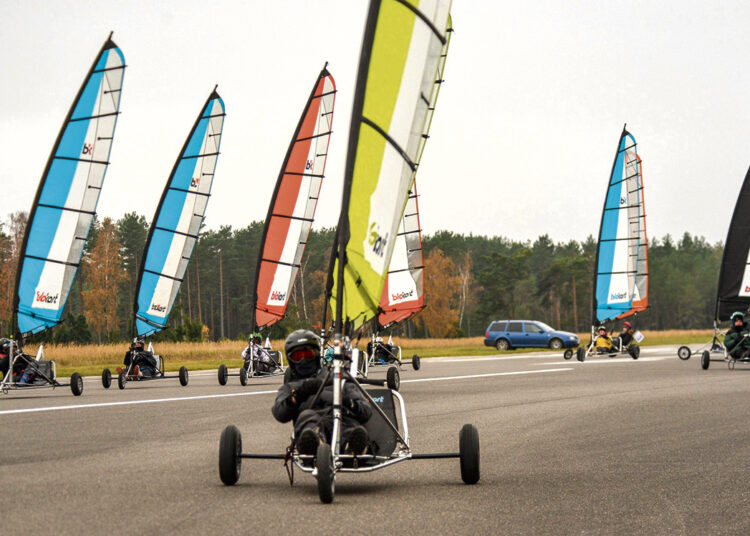 Su bure skriejo ne vandeniu, o Nidos aerodromo taku