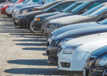 Automobiliai važiuoja ir kurą naudoja ne visada tvarkingai