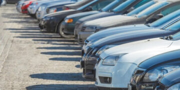 Automobiliai važiuoja ir kurą naudoja ne visada tvarkingai