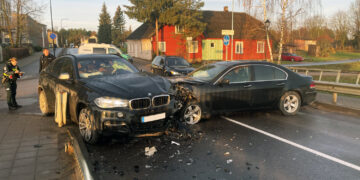 Dėmesio: tiltai ir keliai tampa slidūs