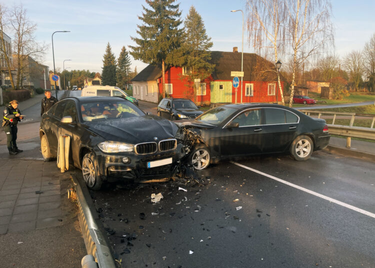 Dėmesio: tiltai ir keliai tampa slidūs