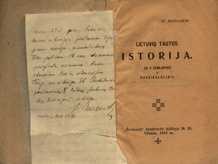 Vienas S. Matulaičio „Lietuvių tautos istorija su 4 žemlapiais ir paveikslėliais“ egzempliorius su leidinyje įklijuotu Juozo Masaičio rankraščiu saugomas Biržų krašto muziejaus „Sėla“ rinkiniuose.