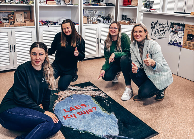 Priešais Biržų turizmo ir verslo informacijos centrą – smegduobė