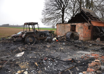 Sudegė traktorius, įrankiai ir pinigai