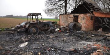 Sudegė traktorius, įrankiai ir pinigai