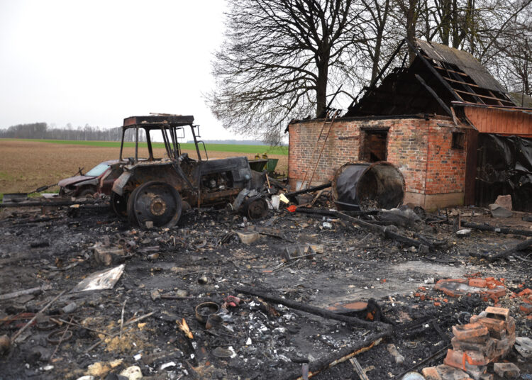 Sudegė traktorius, įrankiai ir pinigai
