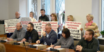 Ką Savivaldybės tarybos posėdyje veikė piliečiai su plakatais – piketavo ar svečiavosi?