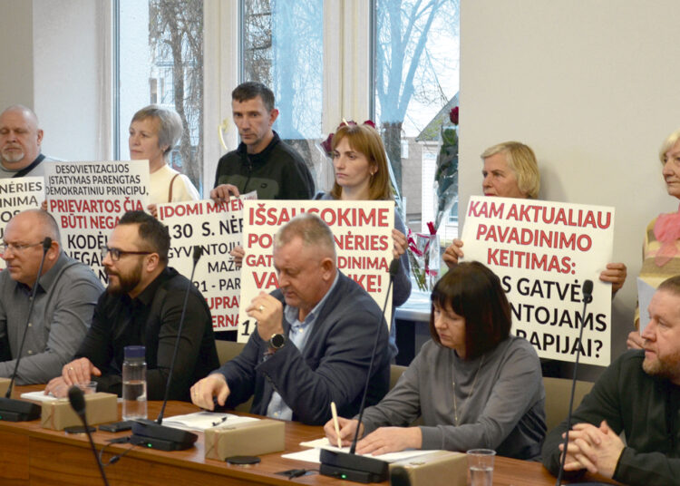 Ką Savivaldybės tarybos posėdyje veikė piliečiai su plakatais – piketavo ar svečiavosi?