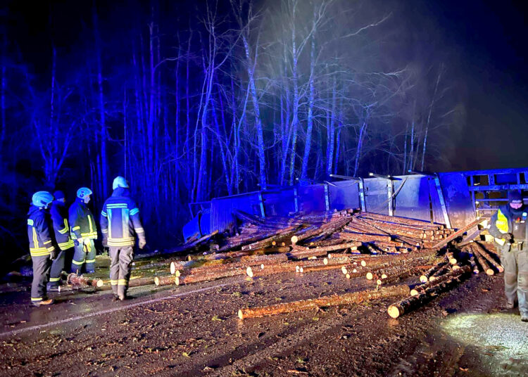 Kelią užtvėrė nuslydęs miškovežis