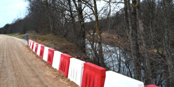 Pastatė laikinus atitvarus nuo skardžio
