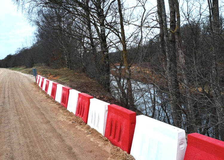 Pastatė laikinus atitvarus nuo skardžio