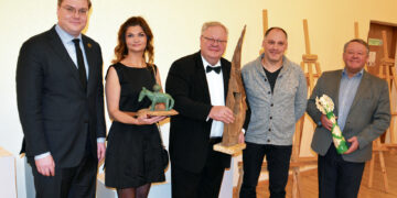 „Su viltim link šviesos“