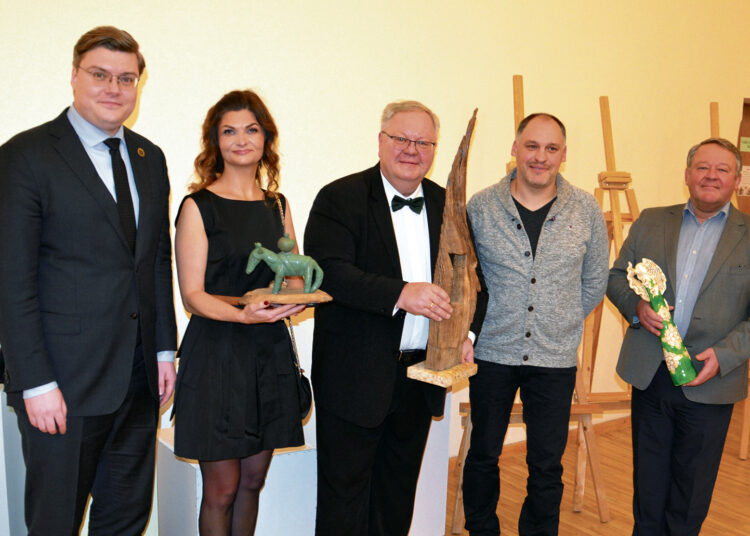 „Su viltim link šviesos“