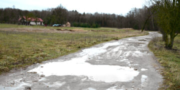 Rūpesčiai dėl vargano kelio iš kaimo sodybos