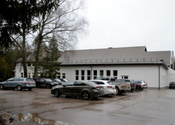 Viena ranka gydo, kita – gąsdina ir baudžia?