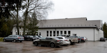 Viena ranka gydo, kita – gąsdina ir baudžia?