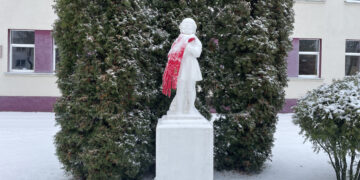 Aušrytę apjuosė raudonu šaliku