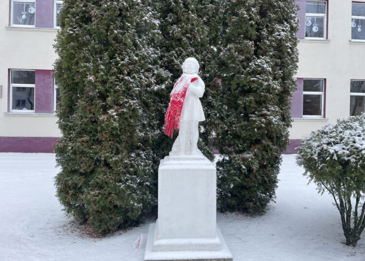 Aušrytę apjuosė raudonu šaliku