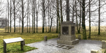 Kas parašyta ant lentos prie Salaspilio mūšiui skirto paminklo?