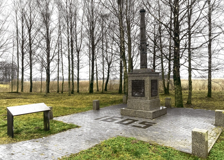 Kas parašyta ant lentos prie Salaspilio mūšiui skirto paminklo?