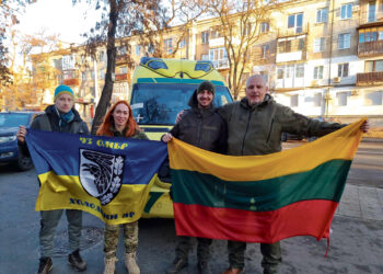 Savanoriaudamas bent dalelyte prisideda prie rusų invazijos atitolinimo