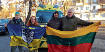 Savanoriaudamas bent dalelyte prisideda prie rusų invazijos atitolinimo