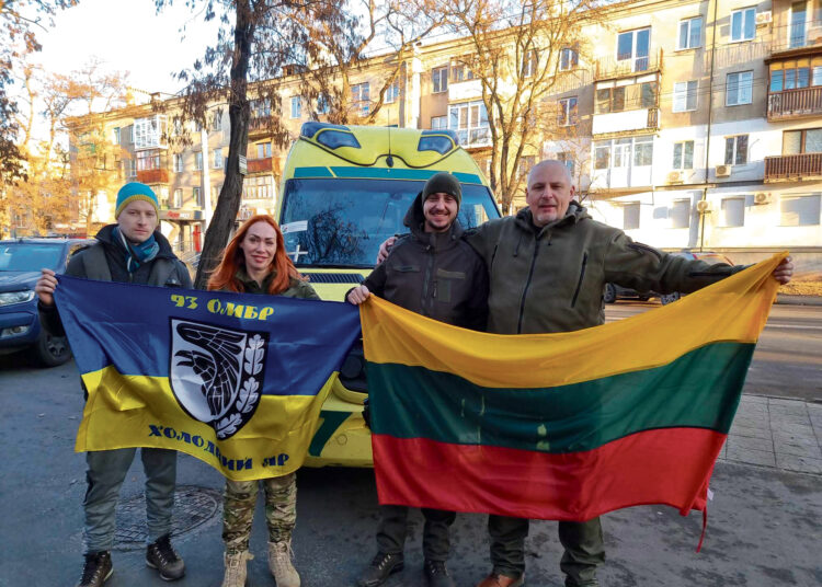 Savanoriaudamas bent dalelyte prisideda prie rusų invazijos atitolinimo