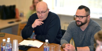 Du viename: aukcionas ir komikų šou