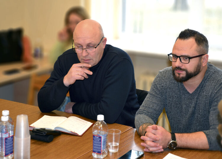 Du viename: aukcionas ir komikų šou