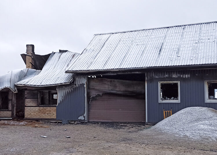 Sudegė automobiliai ir remonto įrankiai