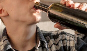 Gyvenimo užribyje atsidūręs žmogus: gelbėti ar palikti likimo valiai?