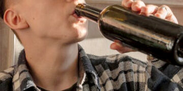 Gyvenimo užribyje atsidūręs žmogus: gelbėti ar palikti likimo valiai?