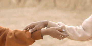 Miškais vaikštanti moteris nori keliauti