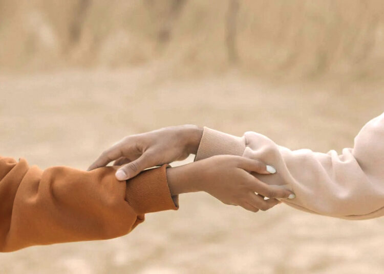 Miškais vaikštanti moteris nori keliauti