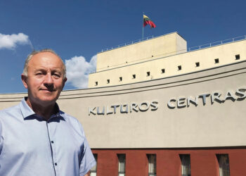 Nepolitinis koncertas su politiniu pamušalu