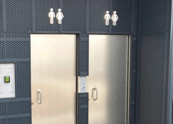 Ar aikštėje esantis tualetas – vieša vieta?