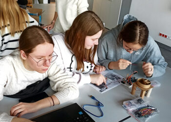 „Aušros“ mokiniai plušėjo kūrybinėse dirbtuvėse