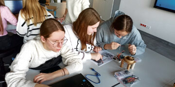 „Aušros“ mokiniai plušėjo kūrybinėse dirbtuvėse