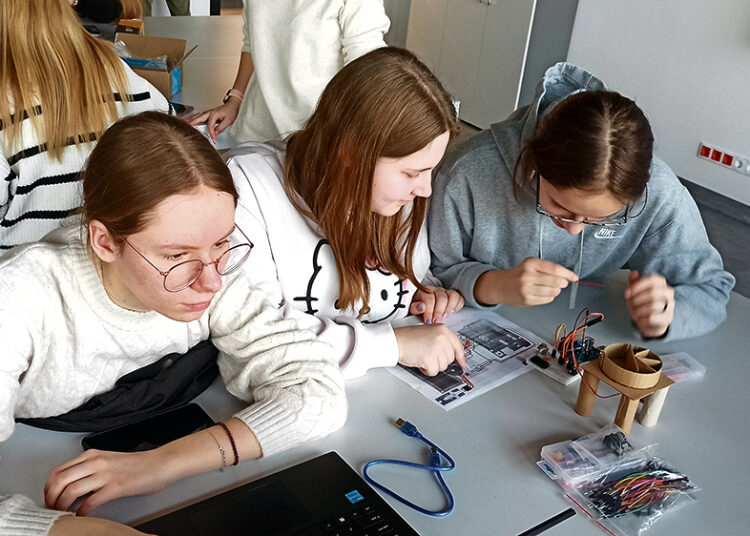 „Aušros“ mokiniai plušėjo kūrybinėse dirbtuvėse