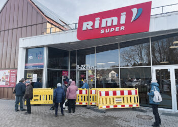 Duris atvėrė atsinaujinęs prekybos centras „Rimi“
