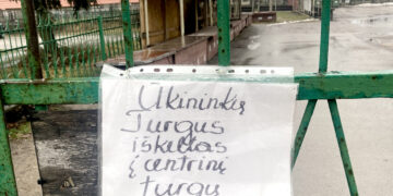 Netikėtas spynos pakabinimas ant turgaus vartų – klaida ar provokacija?