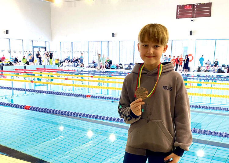 Lietuvos vaikų plaukimo čempinote nuskynė medalį