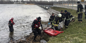Po tiltu per ežerą rastas skenduolis