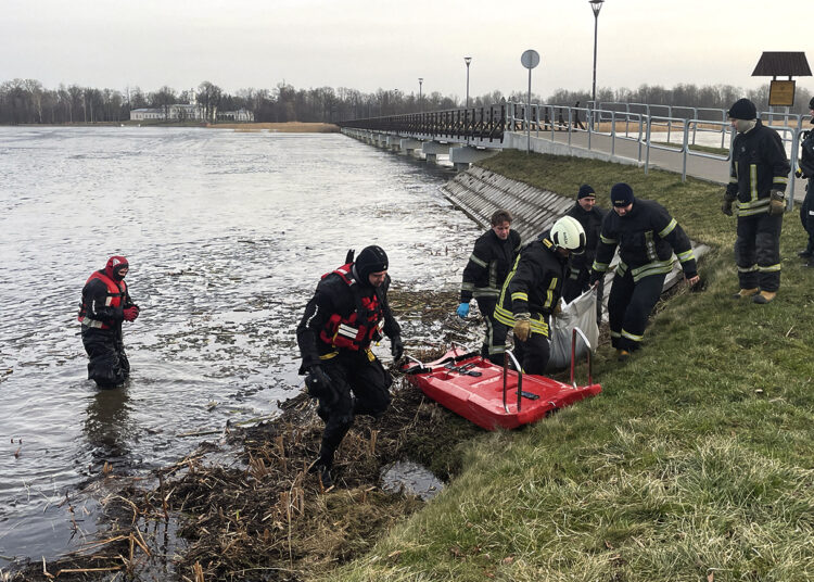 Po tiltu per ežerą rastas skenduolis