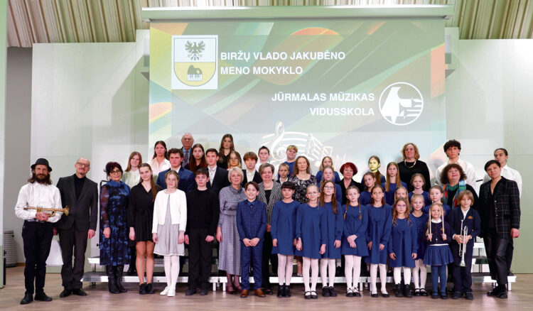 Draugystės koncerto dalyviai biržiečiai su Jūrmalos mokyklos direktore Gunta Liepina ir koncerto vedėja Edite Deksne. 
Janinos Bagdonienės nuotr.