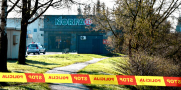 Bandė išsprogdinti bankomatą